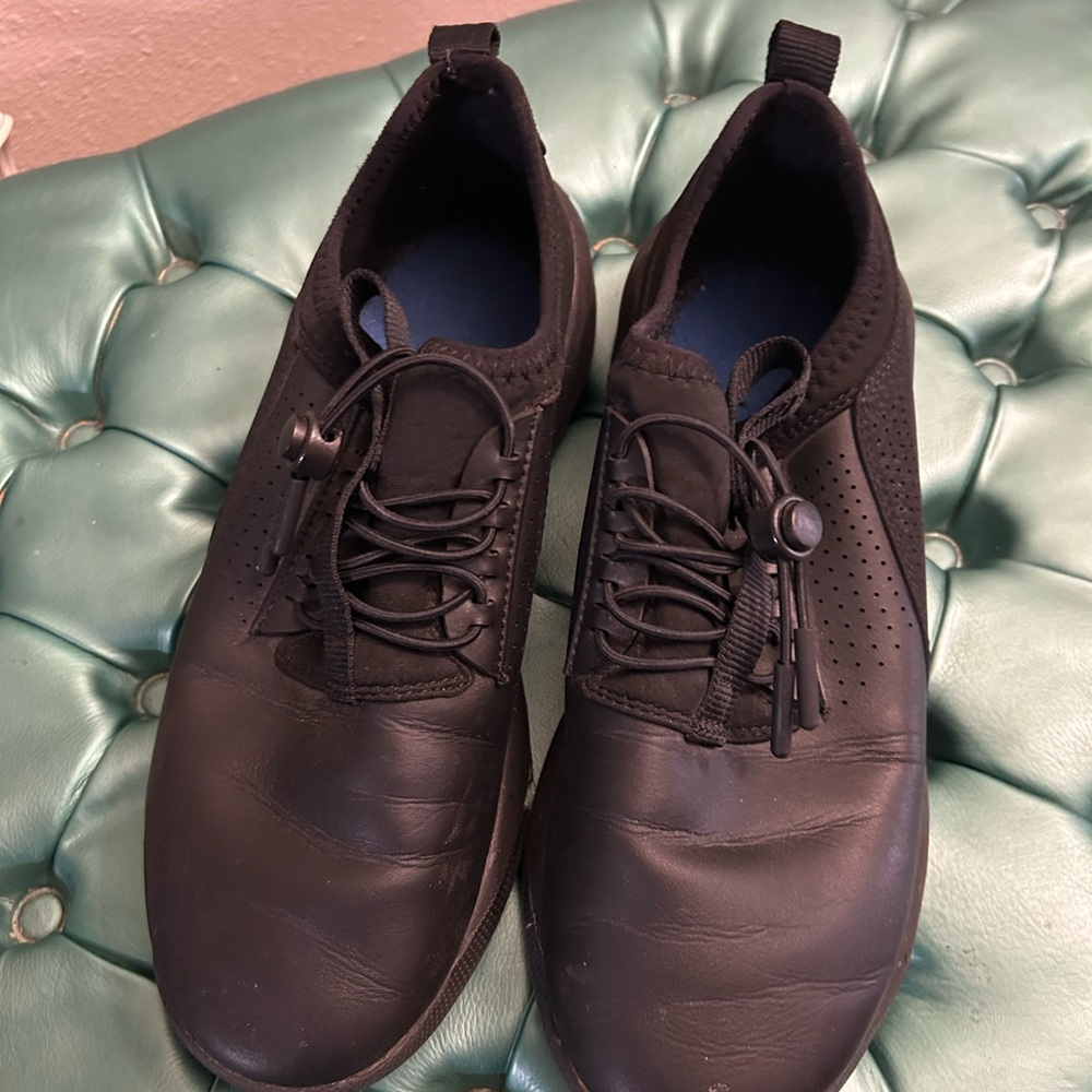 Clove Women’s Black Slip-On Sneakers with Bungee Lacing.